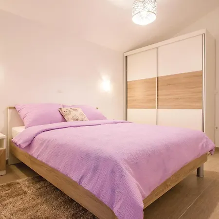Two-bedroom In Verunic Appartamento Veli Rat