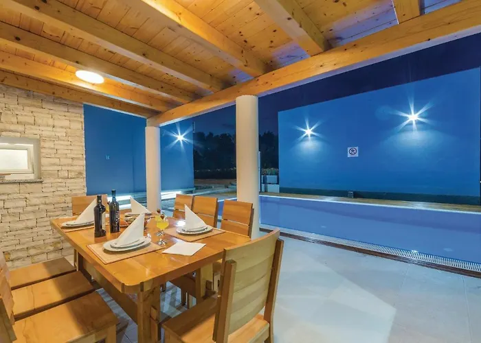 Two-Bedroom Apartment In Verunic
