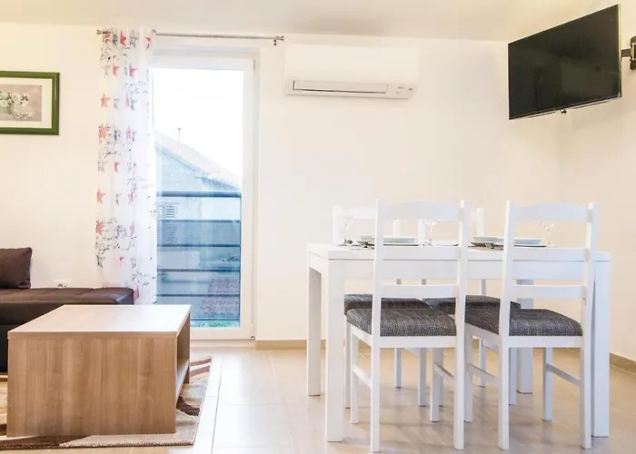 Two-Bedroom Apartment In Verunic