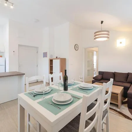 Two-bedroom In Verunic 아파트 *