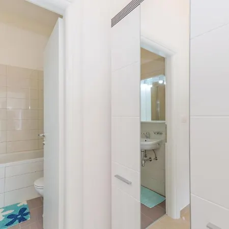 Two-bedroom In Verunic 아파트 *